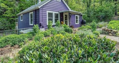 Charming Purple Cottage located 10 minutes from Downtown Asheville