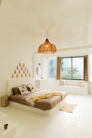 Deluxe Room, Bathtub | Bed sheets