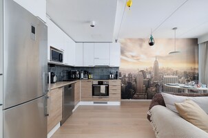 Full-size fridge, microwave, oven, stovetop