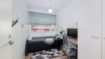 Comfort appartement, balkon, uitzicht op binnenplaats | Een bureau, een laptopwerkplek, verduisterende gordijnen, gratis wifi