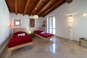 2 عدّة غرف نوم ومكواة/لوح كي وواي فاي وملاءات أسرّة