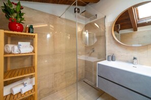 Dusche, kostenlose Toilettenartikel, Haartrockner, Bidet