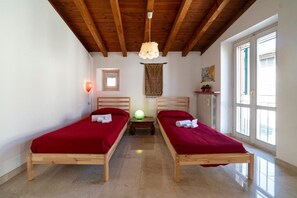 Planxa i posts de planxar, wifi i roba de llit