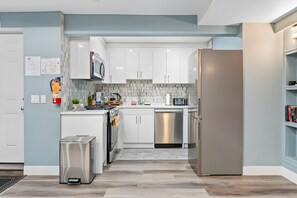 Private kitchen - Private Family Entertainer's Suite (Calgary)