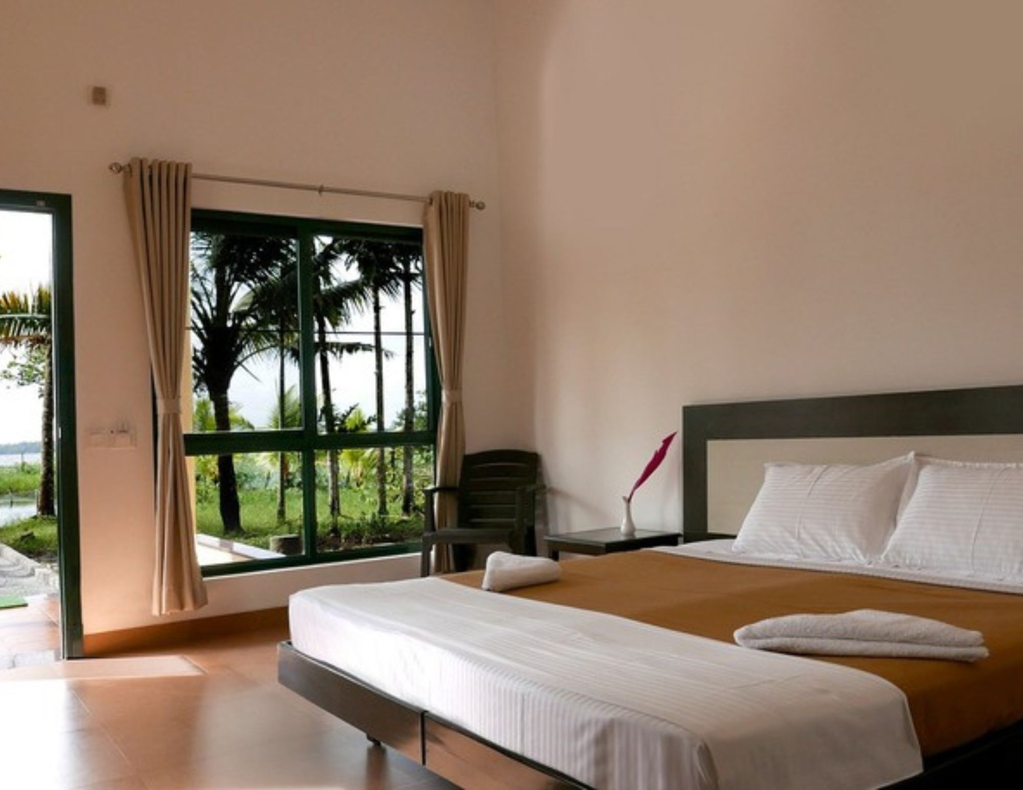 Deluxe Villa, Lake View | Select Comfort beds, laptop workspace, iron/ironing board, rollaway beds