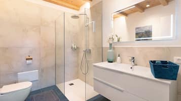 Dusche, Haartrockner, Handtücher, Seife
