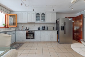 Fridge, oven, stovetop, dishwasher