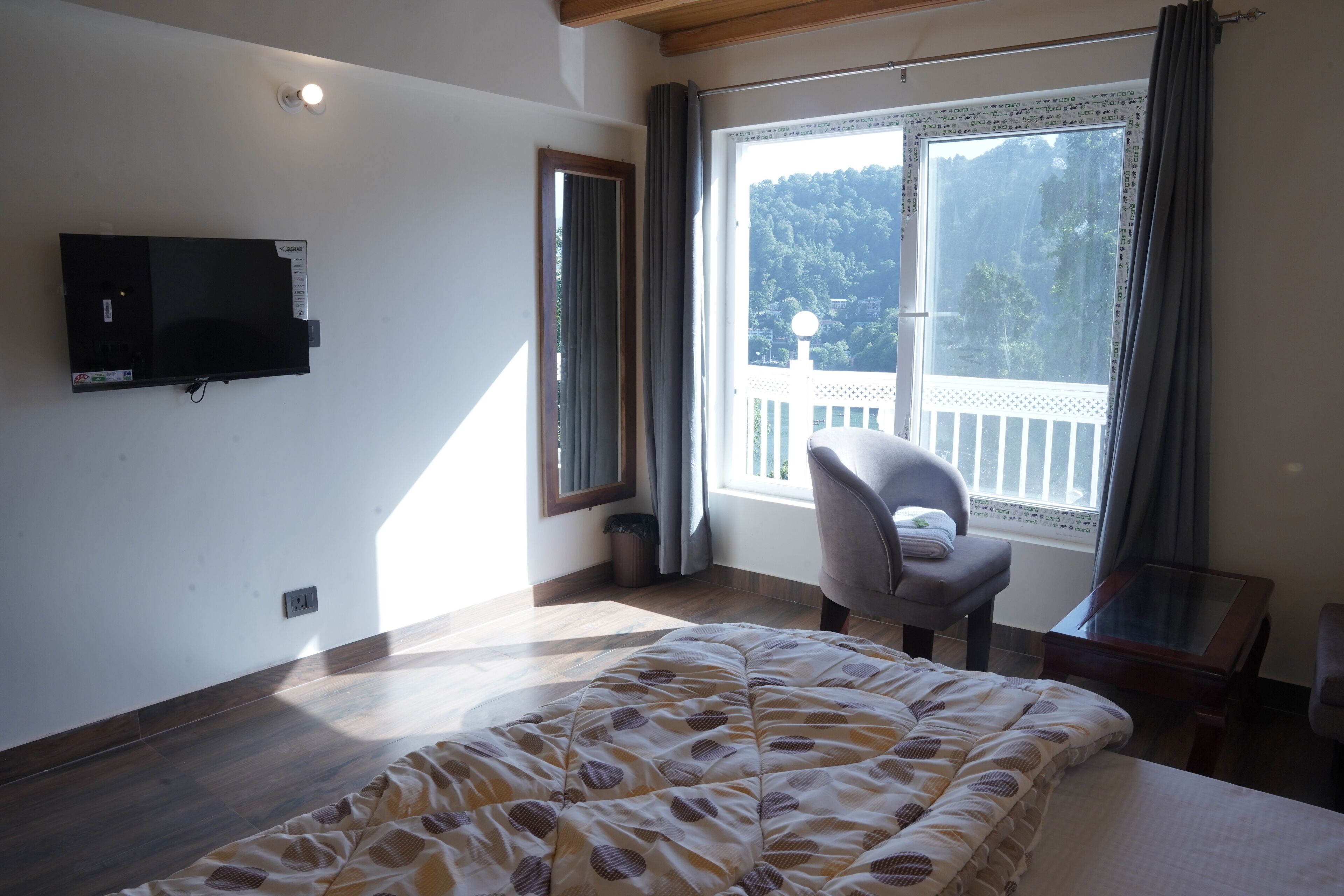 Laptop workspace, blackout curtains, soundproofing, free WiFi