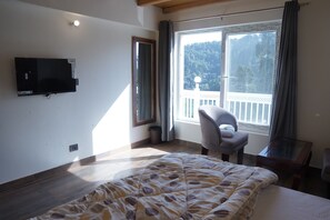 Individually decorated, individually furnished, laptop workspace - The Oak & Lake View Resort  (Nanital)