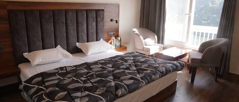 Habitación doble Deluxe, balcón | Espacio para trabajar con laptop, cortinas blackout y insonorización