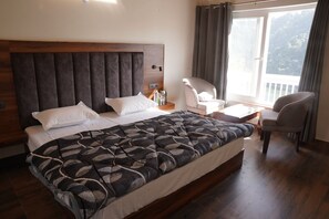 Habitación doble Deluxe, balcón | Decoración personalizada y muebles diferentes 