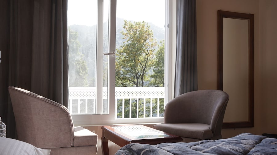 The Oak & Lake View Resort