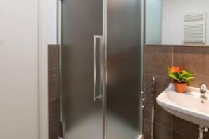 Shower, hair dryer, bidet, towels - ISEO SMILE house (Iseo)