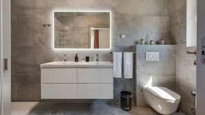 Douche, sèche-cheveux, serviettes fournies