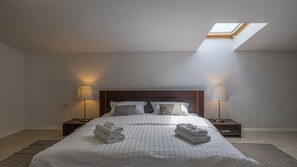 5 bedrooms, iron/ironing board, free WiFi, bed sheets