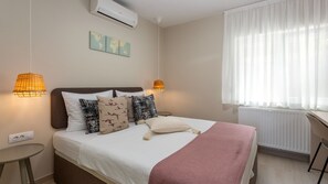 5 bedrooms, iron/ironing board, free WiFi, bed sheets