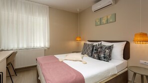 5 bedrooms, iron/ironing board, free WiFi, bed sheets