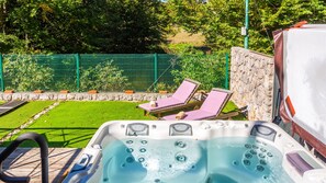 Tina de hidromasaje al aire libre