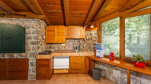 Réfrigérateur, four, lave-vaisselle, cafetière/bouilloire