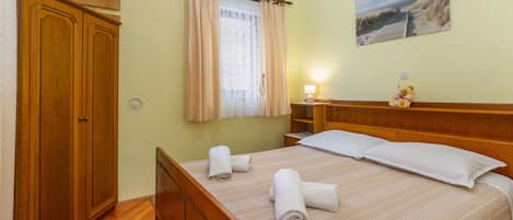 1 bedroom, free WiFi, bed sheets