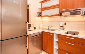 Geladeira, micro-ondas, cooktop, lava-louças