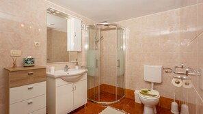 Douche, serviettes fournies