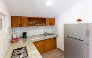 ثلاجة، موقد طهي مسطح، ماكينة لصنع القهوة/الشاي، مستلزمات طهي/أطباق/أوعية