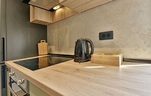 Kühlschrank, Ofen, Geschirrspüler, Wasserkocher mit Kaffee-/Teezubehör