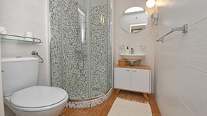 Dusche, Haartrockner, Handtücher