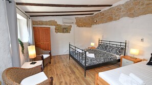 3 bedrooms, iron/ironing board, free WiFi, bed sheets