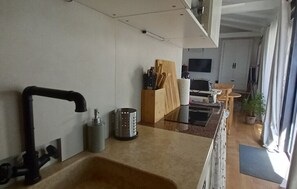 Kühlschrank, Mikrowelle, Wasserkocher mit Kaffee-/Teezubehör, Toaster