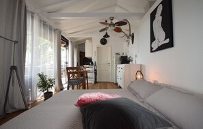 1 chambre, fer et planche à repasser, Wi-Fi gratuit, draps fournis