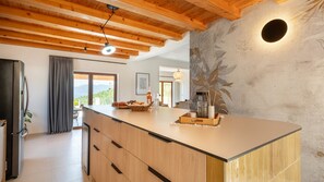 Kjøleskap, ovn, oppvaskmaskin og kaffetrakter/tekoker