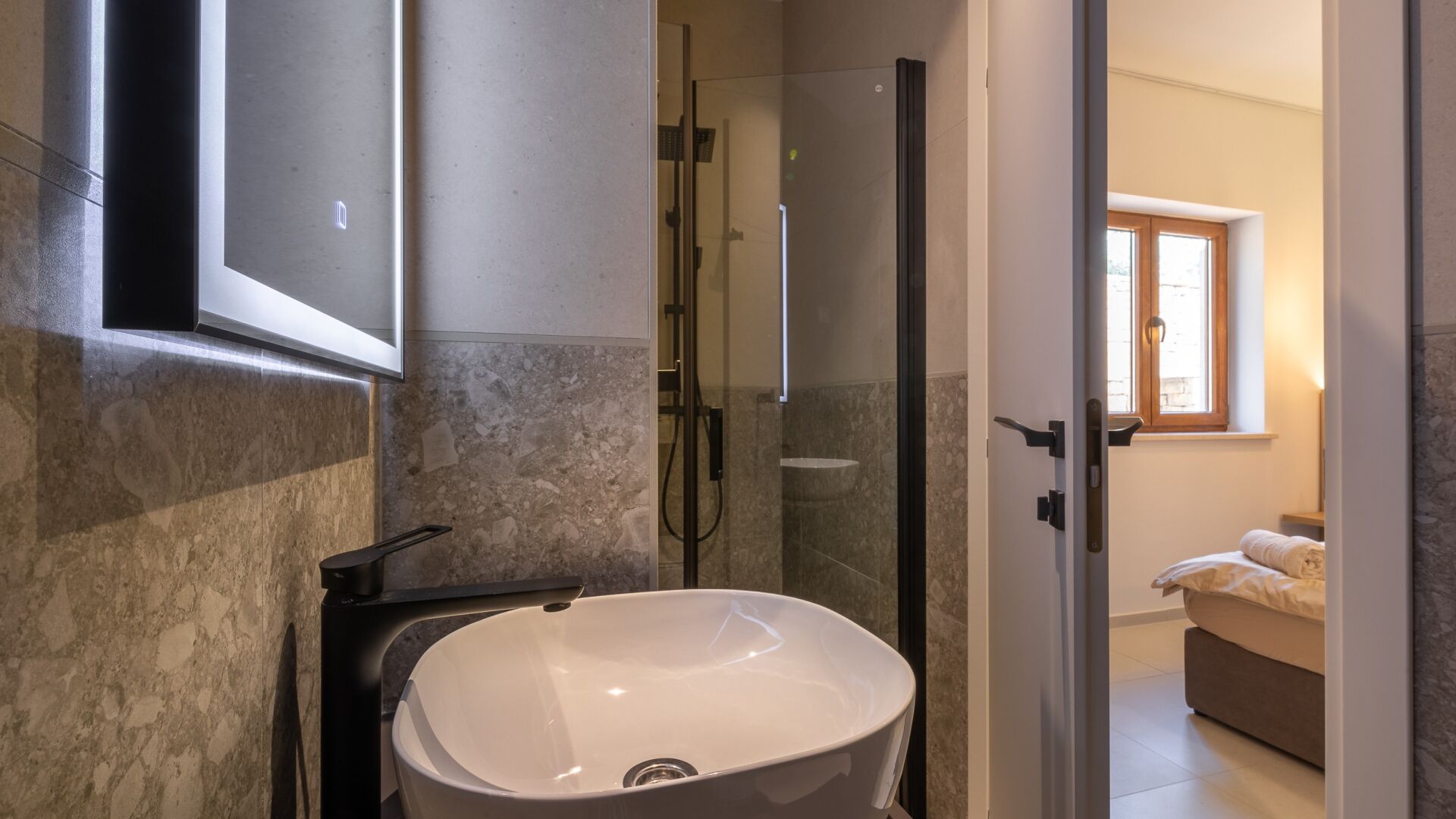 Regadera, secadora de cabello, toallas 