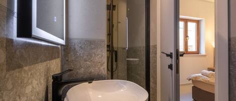 Regadera, secadora de cabello, toallas