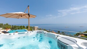 Baignoire à remous extérieure