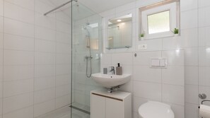 Dusche, Haartrockner, Handtücher