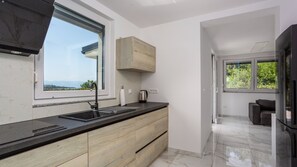 Kühlschrank, Ofen, Geschirrspüler, Wasserkocher mit Kaffee-/Teezubehör