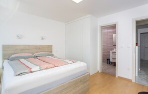 Iron/ironing board, free WiFi, bed sheets