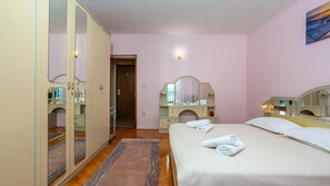 2 bedrooms, iron/ironing board, free WiFi, bed sheets