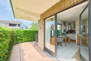 Outdoor dining - Gorch-Fock-Str. 31 Apt. 4, sun terrace, 150 meters to the Baltic Sea - Gorch-Fock (Timmendorfer Strand)