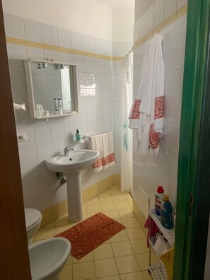 Doccia, asciugacapelli, bidet, sapone