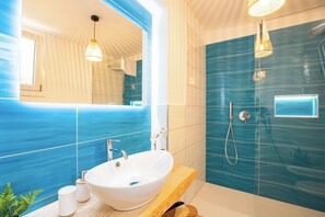 Shower, hair dryer, bidet, towels