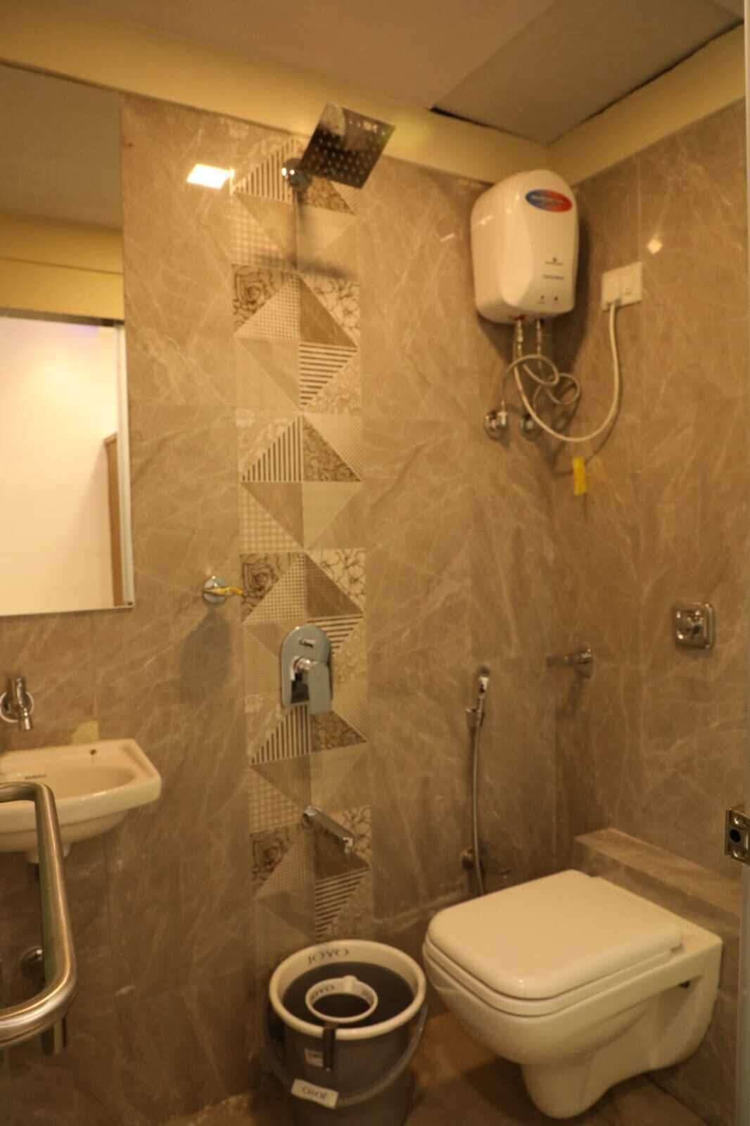 Une salle de bain équipée de toilettes, d’un bidet et d’une douche.