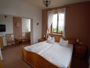 Travel cot, WiFi, bed sheets