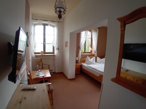 Travel cot, WiFi, bed sheets