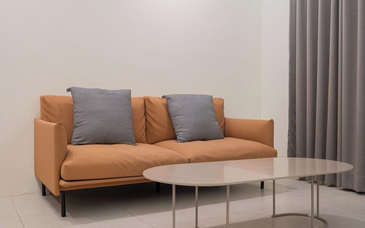 Una sala de estar moderna con un sofá y una mesita de centro.