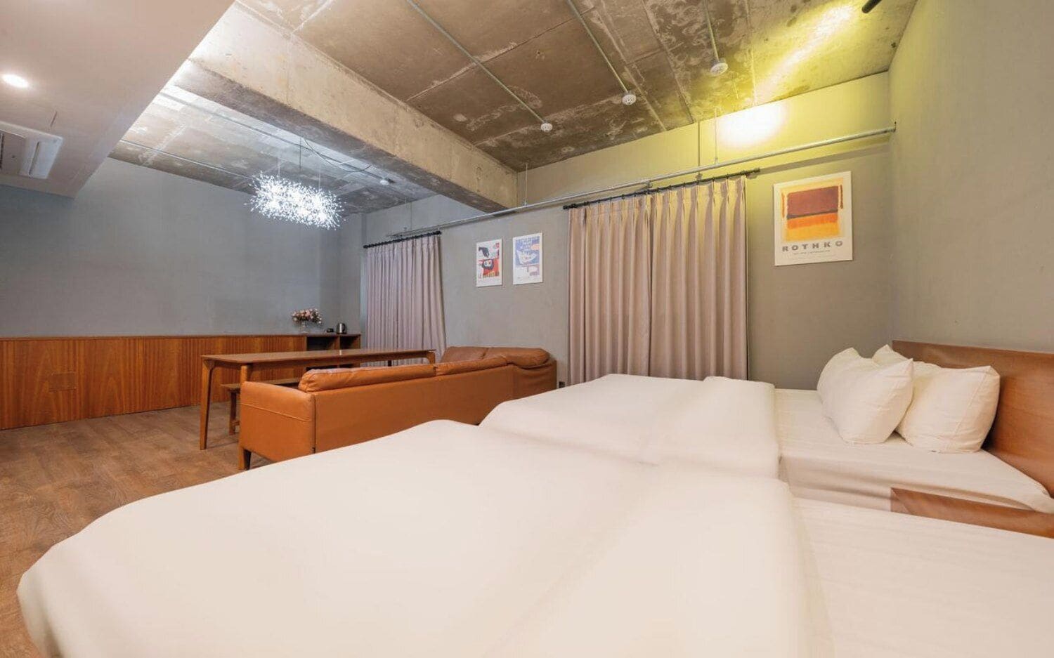 Escritorio, wifi gratis y ropa de cama 