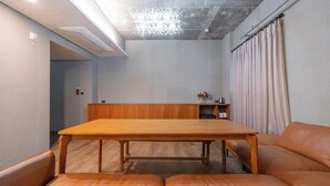 Ein modernes Wohnzimmer mit einem Holzesstisch, einer Ledersofa und einer eingebauten Bank.