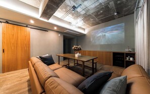 Ein modernes Wohnzimmer mit einer Couch, einem Couchtisch, einem Fernseher und einem Holzschrank.